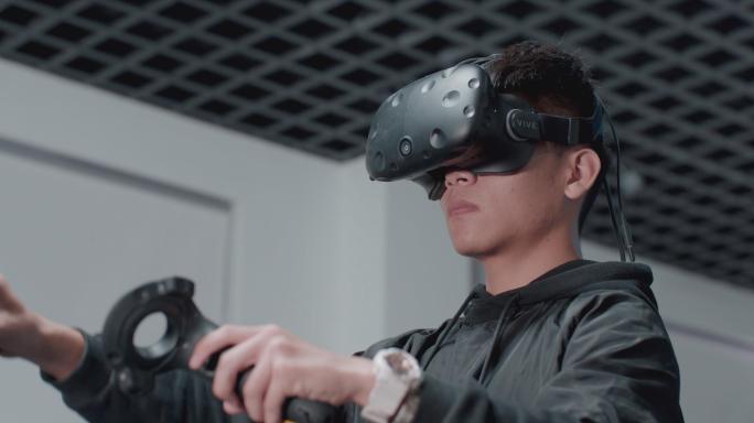 【4K】一组男子体验VR游戏虚拟现实