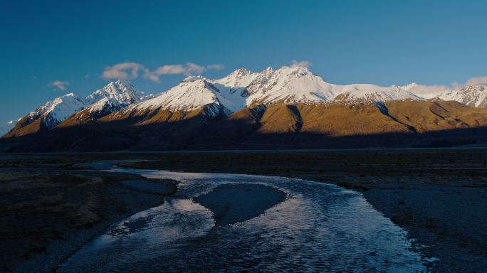 航拍新西兰多雪的山峰