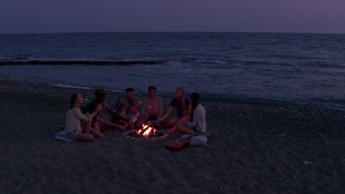 在海滩上的篝火晚会