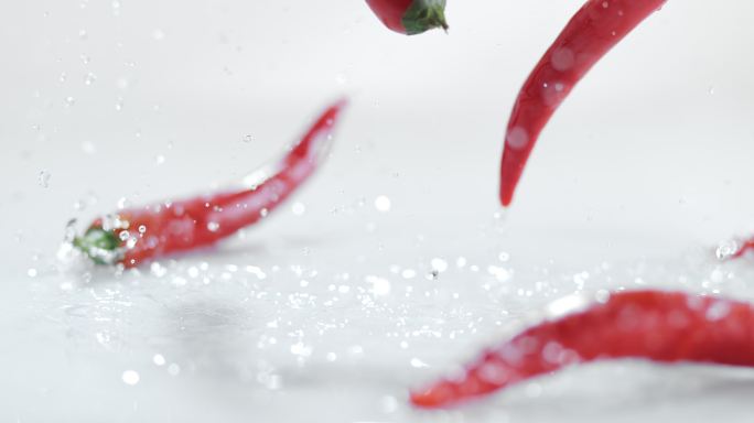 红辣椒落在白水覆盖的表面上