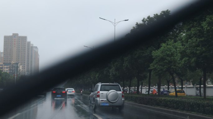 4K下雨天汽车在城市道路形式第一视角