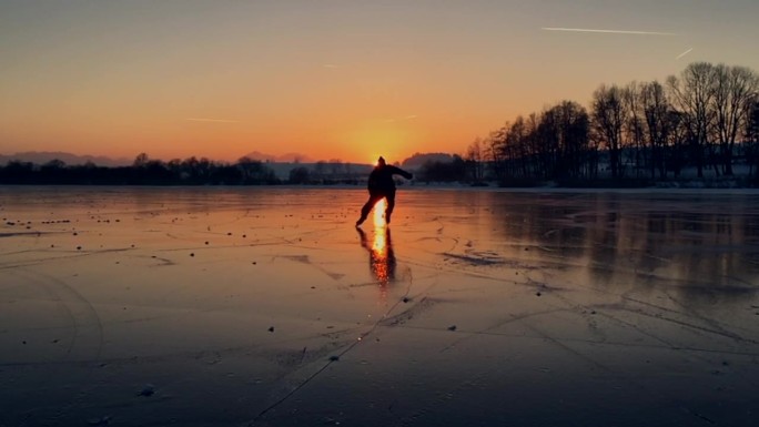 冰球运动员在结冰的湖面上滑冰