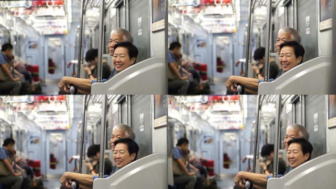 地铁里的老年夫妻