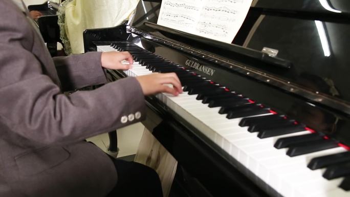 校园弹钢琴女生练钢琴弹乐谱01