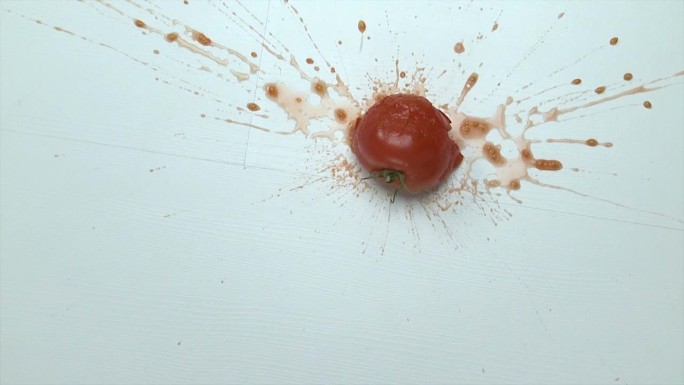 掉在地上破碎的西红柿