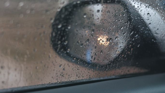 4K下雨天汽车后视镜雨滴特写