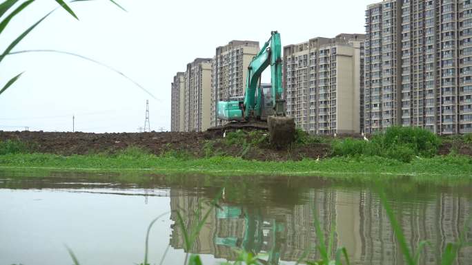 挖掘机整理河道护坡平整工地