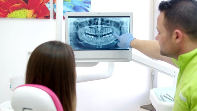 牙医展示牙科x光图像