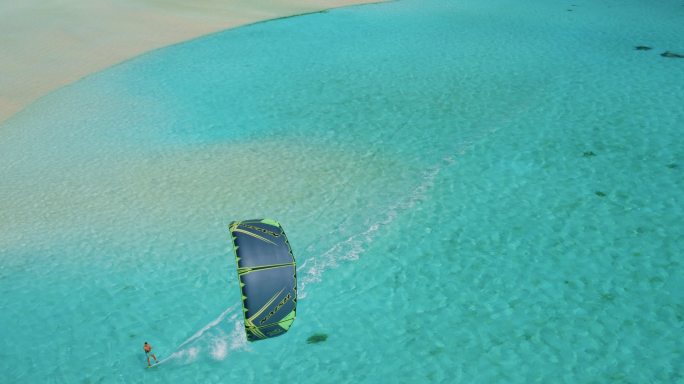 航拍滑翔冲浪伞海洋田园诗般的无人机