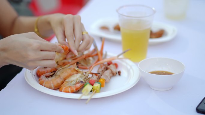 特写镜头一个女人在吃虾