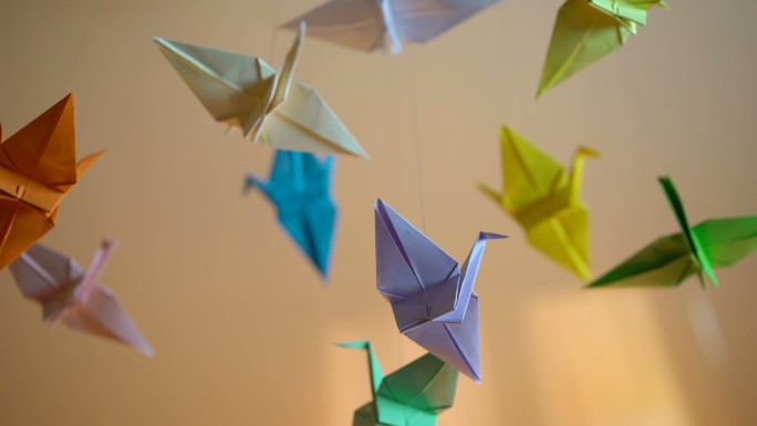 折纸鹤在空中缓慢摆动