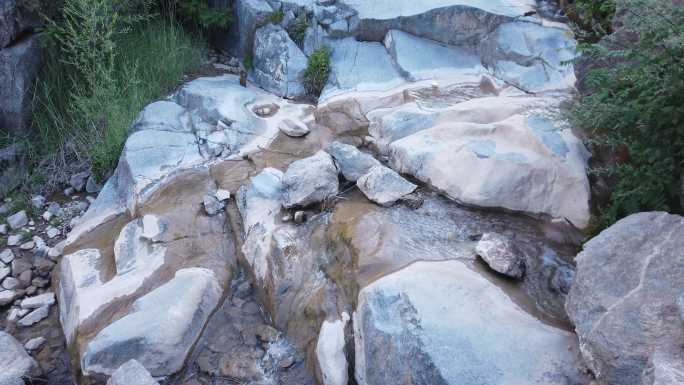 岩石流水