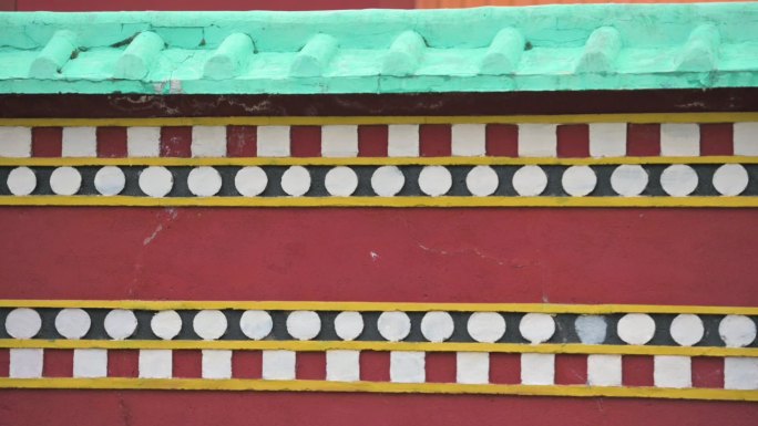 藏传寺庙红墙瓦当屋檐