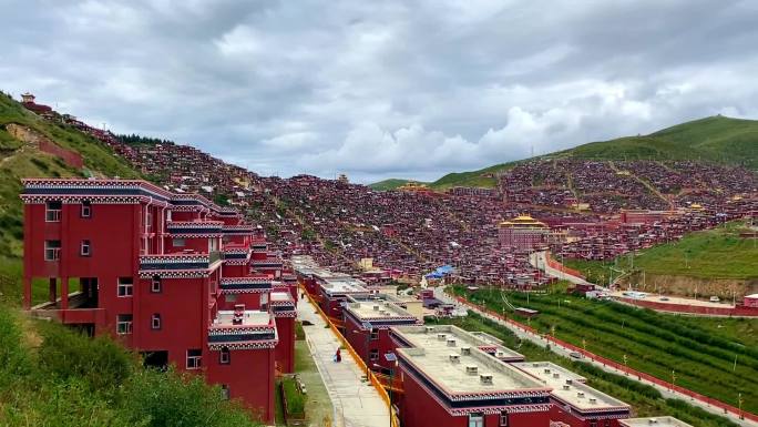 西藏色达佛学院西藏美景318蓝天白云