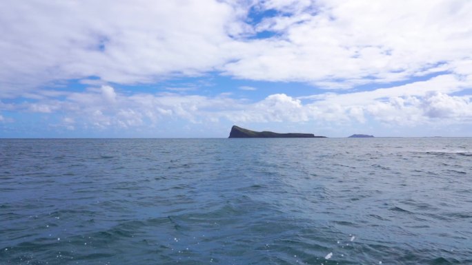 碧海蓝天游艇破浪前行浪花