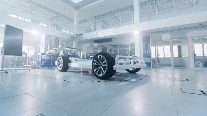 电动汽车原型停在高科技工业机械设计实验室