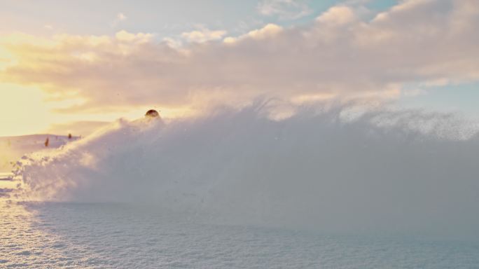 驾驶雪地摩托在雪地上行驶