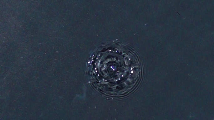 水滴落入水里水滴落下概念镜头水资源淡水