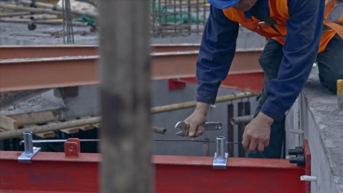 建筑工人用卷尺测量长度