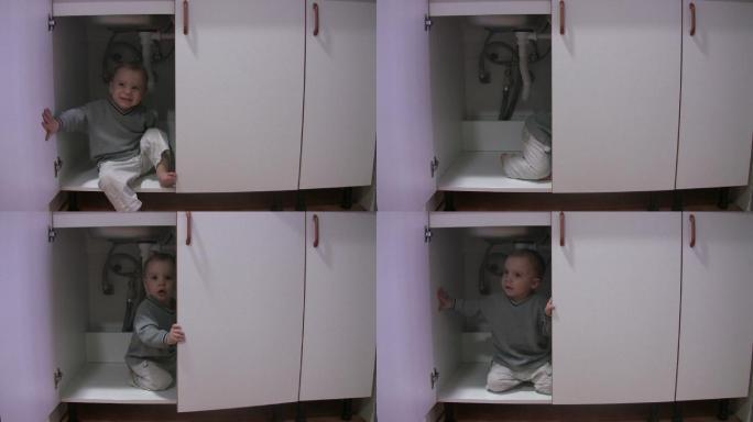 小男孩在橱柜里玩耍
