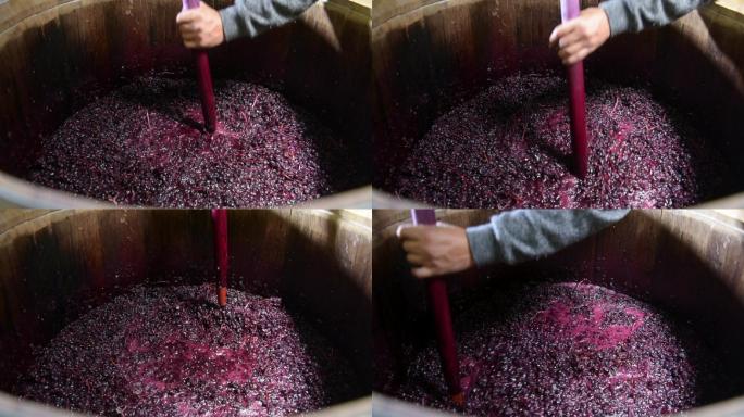 法国波尔多葡萄园发酵过程中桶内混合葡萄酒