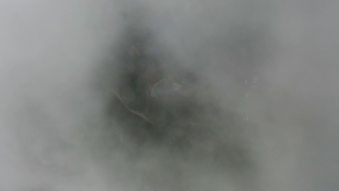 穿过十八洞的云雾