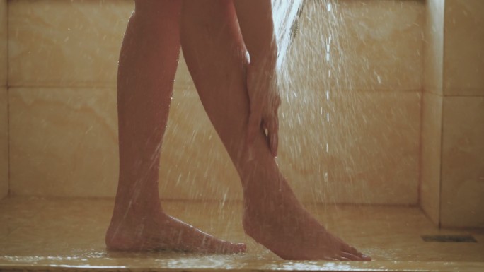 女孩在浴室冲凉洗澡抚摸小腿