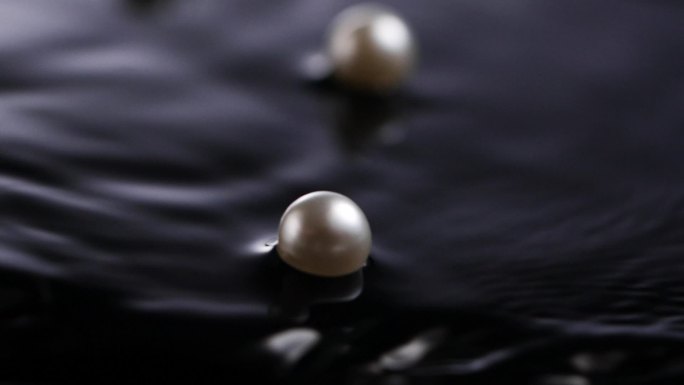 珍珠在水中沉浮滚动