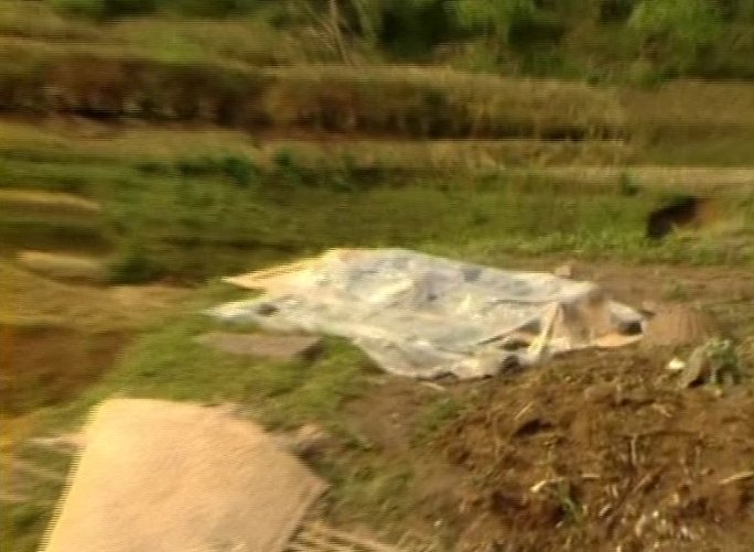 四川罕见暴雨冰雹袭击后的房屋建筑特写