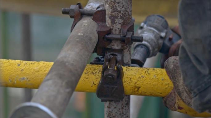 建筑工人在安装主脚手架内的其他脚手架