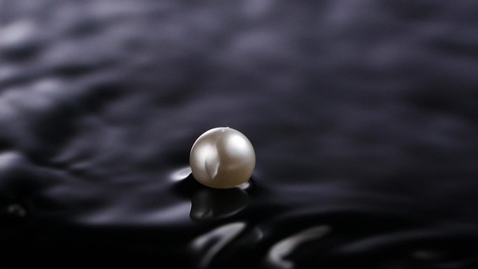 水中的白色珍珠露出水面