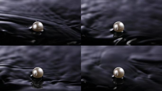 水中的白色珍珠露出水面