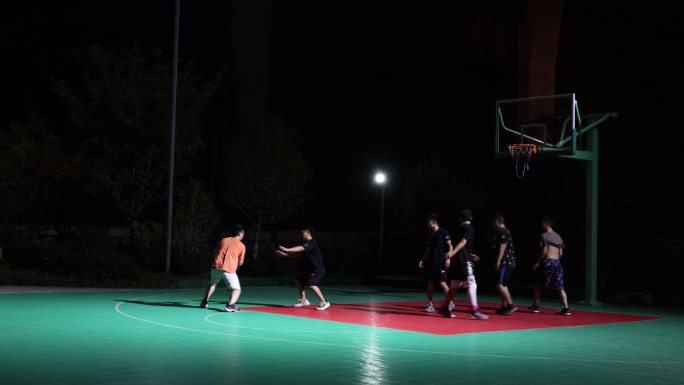 夜晚户外打篮球