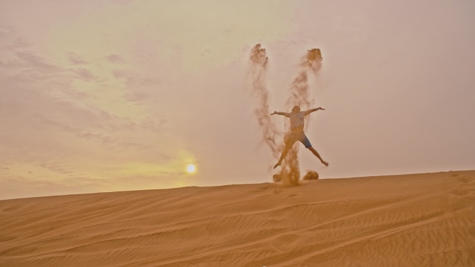 沙丘上快乐的男人戈壁风沙黄沙荒漠荒凉