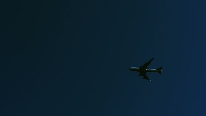 夜空飞行的飞机客机起飞降落特写清晨傍晚波