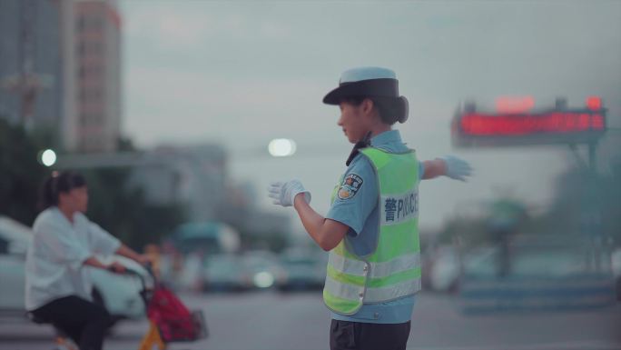 女交警指挥交通