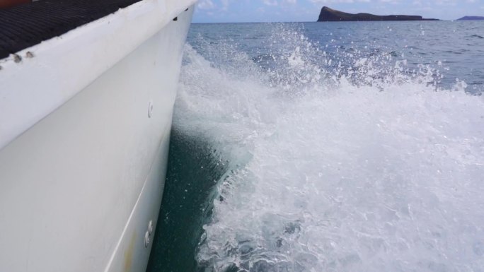 游艇在海上乘风破浪激起浪花