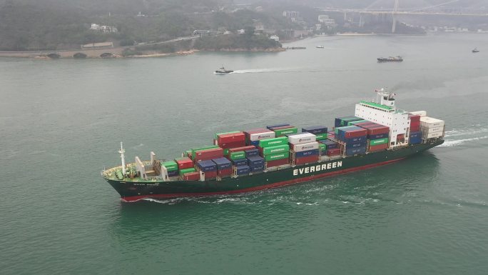 航拍  航行在大海中的长荣集装箱超级货轮