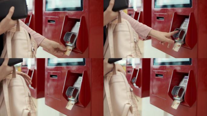女人在自动售货机里刷卡