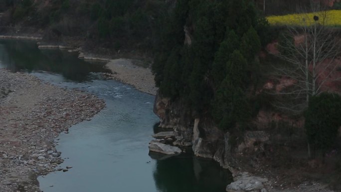 小村镇 河流 春天 油菜花田地