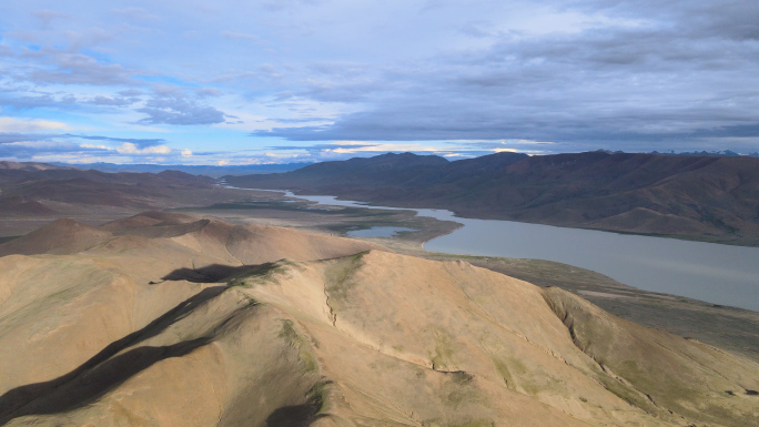4K 西藏边境的沙丘河流 孤独的奔跑