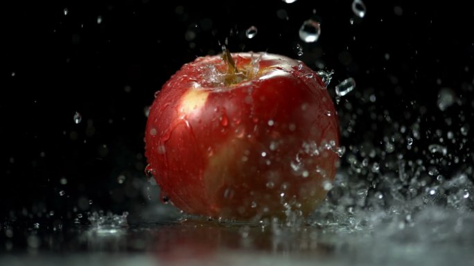 在苹果上浇水