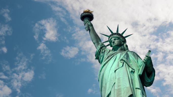 在天空和云层的映衬下，美国的自由女神像。