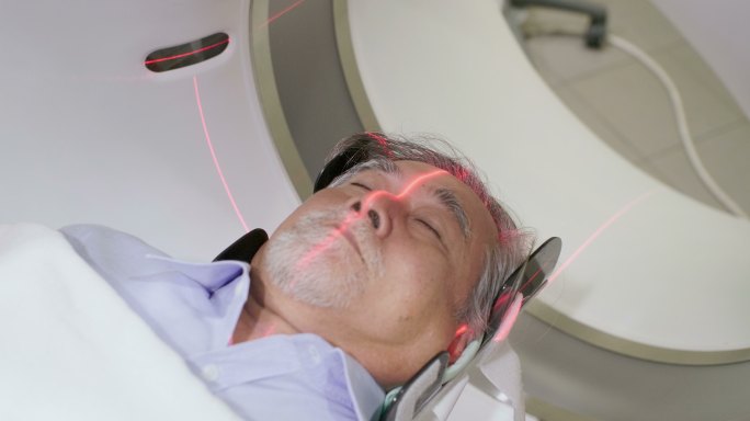 中年男子躺在CT扫描仪上