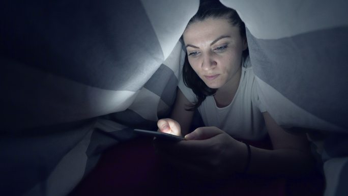 深夜使用智能手机的女人。