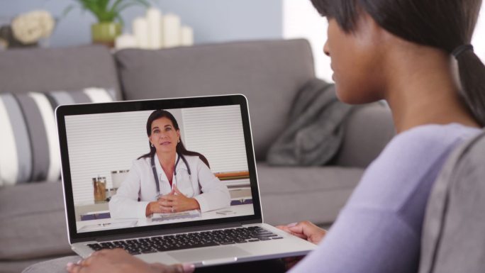 非洲妇女与医生在网上聊天