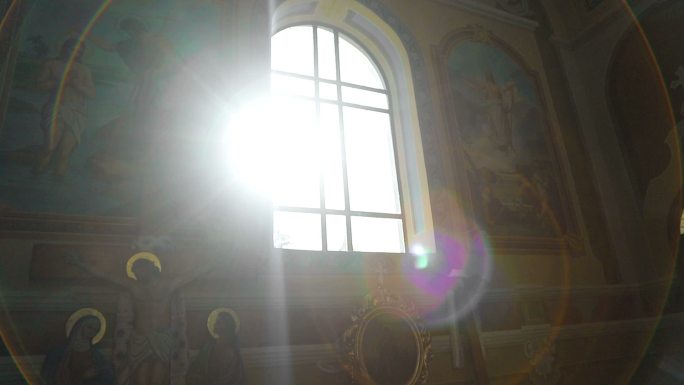 阳光透过教堂的彩色玻璃窗