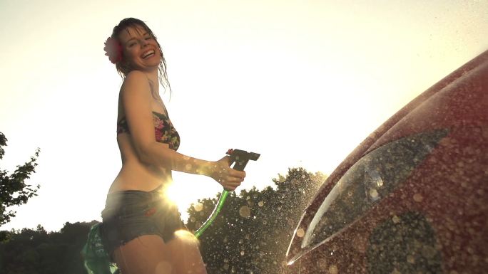 女人用喷水器洗车