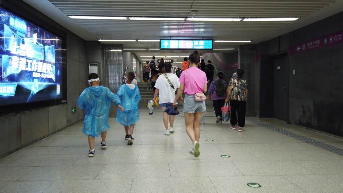 北京地铁站通道