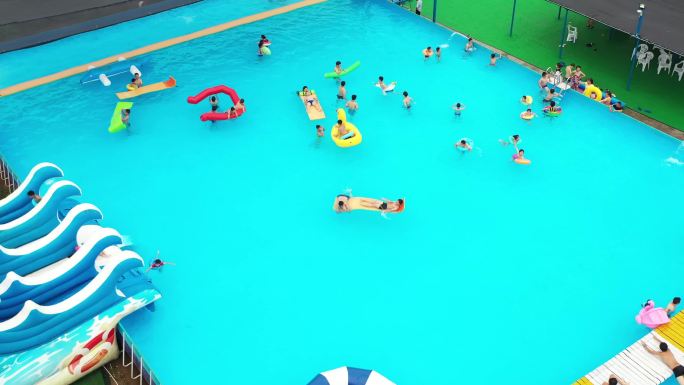实拍一群人在水上乐园游泳池嬉戏